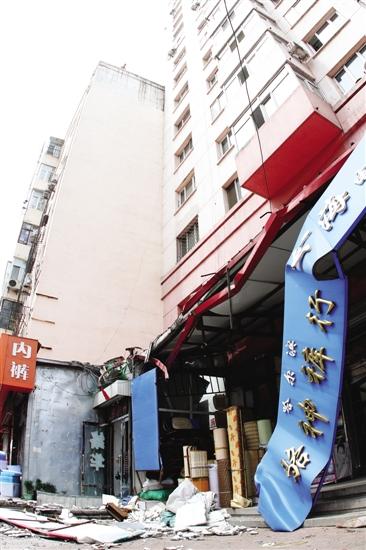 哈爾濱一樓房外墻保溫層脫落 砸壞4店傷1人