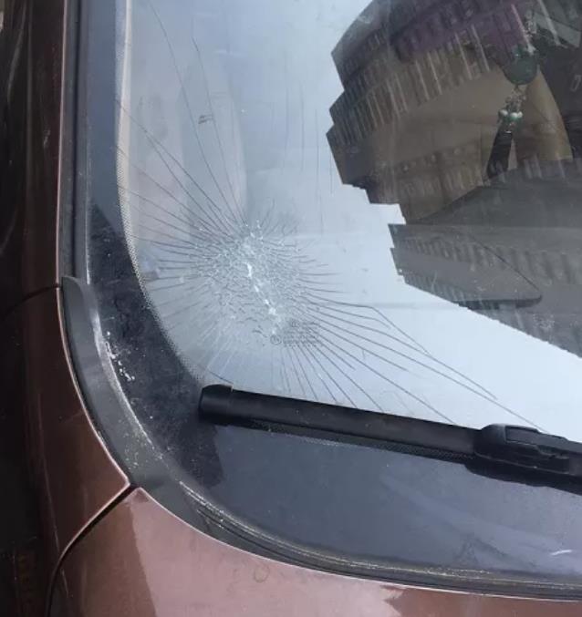 車窗被外墻脫落瓷磚砸裂,外墻看護保養不容忽視
